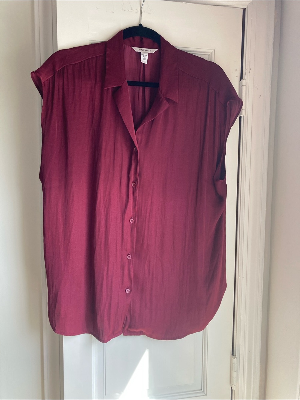 Nine West Sleeveless Button-Down Shell Top in Burgundy